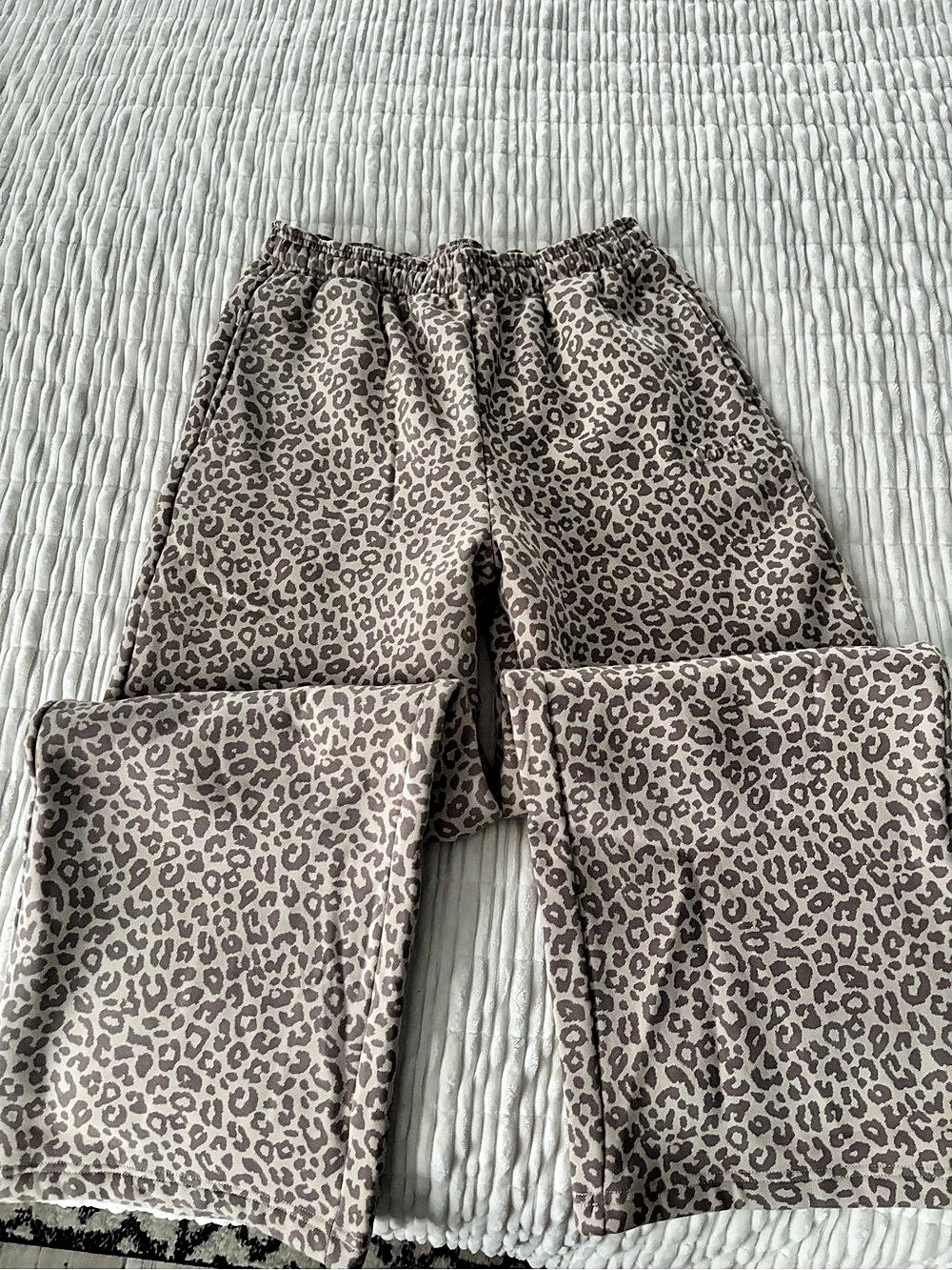 Comfrt Minimalist Sweatpants Leopard Print Gray/Tan Size Medium New without